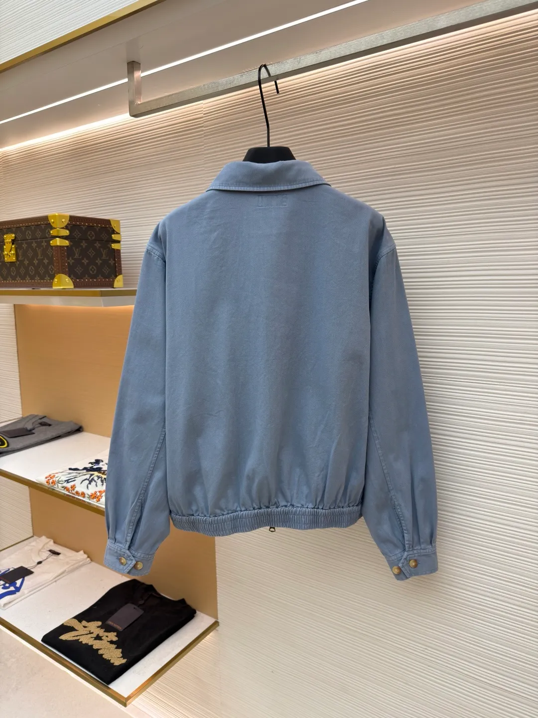Ralph Lauren embroidered zipper jacket ●Original version: Purchased and developed by 4161 ●Item number: 1681943-B10 ●Fabric: cloudy blue twill cotton fabric ●Technology: embroidery production ●Color: blue ●Version: Fitted version ●Weight: about 575 grams ●Size: S-M-L-XL ●Description: Customized cloudy blue twill cotton, soft and silky, comfortable and close to the skin, with cloudy blue as the main tone, a color with a life attitude Exquisite white pony logo is embellished throughout. It is highly recognizable. It carries an atmosphere of freedom and vitality. It is a symphony of pure and smart colors. It reconstructs the classics with a neat silhouette. It is soft but not slumped. It is light but boney. It has a sense of advanced relaxation and is an effortless fashion interpretation. Imported machine embroidery technology is used. Advanced computer control systems and precision mechanical components are used to achieve the iconic pony embroidery operation. High precision. The lines are smooth and delicate. The template machine opens the bag. The preset template guides the position, shape and size of the bag opening. The accuracy ensures the quality of the bag opening effect. The hem is made at one time using a three-needle waist-drawing machine. The elastic band and the fabric are sewn together in the same process using the machine's special needle position and feeding mechanism. The three-needle design is stronger and can evenly distribute pressure. Make sure the elastic band is tightly attached to the fabric, and follow the original color system for dyeing. Prioritize the original color and fabric material to select a special dye, then heat it to the appropriate temperature, perform dip dyeing, and finally perform color registration. The overall wiring is straight and delicate, the fabric is comfortable and soft, and the color is consistent without color difference. It can be matched with the same style to create a fashionable look and control various occasions. Customized accessories, complete with three standards, same style for men and women!